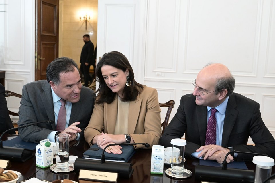 Ο Άδωνις Γεωργιάδης, που εγκατέλειψε το υπουργείο Εργασίας για να αναλάβει νέο πόστο στο υπουργείο Υγείας, συνομιλεί με τον Κωστή Χατζηδάκη, υπουργό Εθνική Οικονομίας, που στο παρελθόν διετέλεσε κι αυτός στο υπουργείο Εργασίας