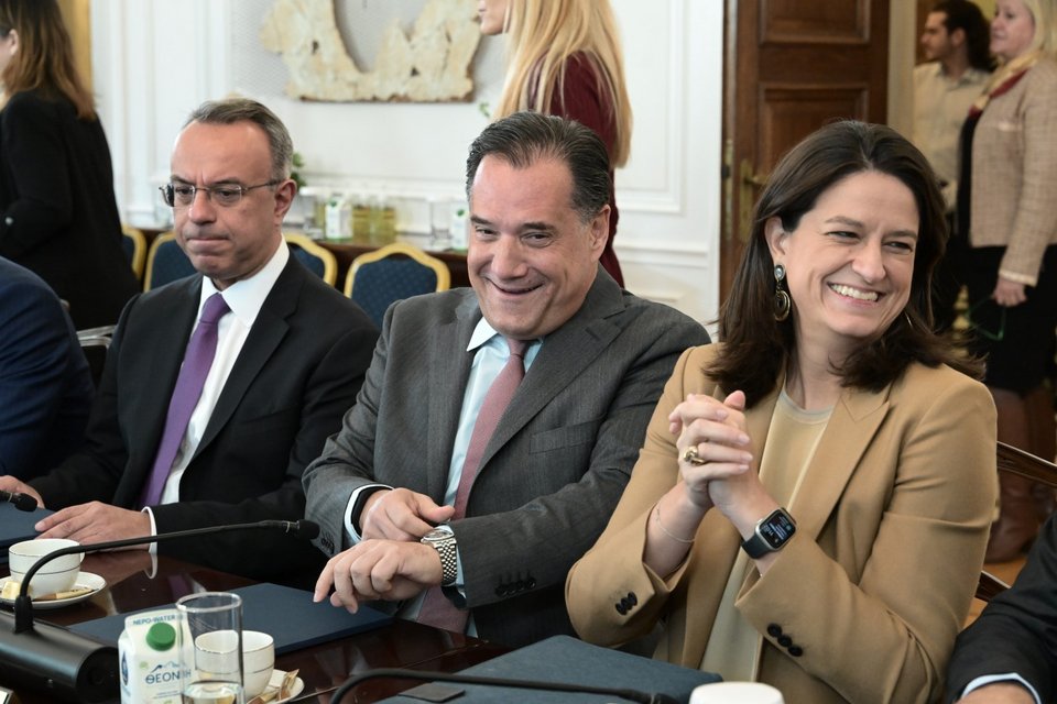 Μια εύθυμη στιγμή λίγο πριν ξεκινήσει το υπουργικό συμβούλιο