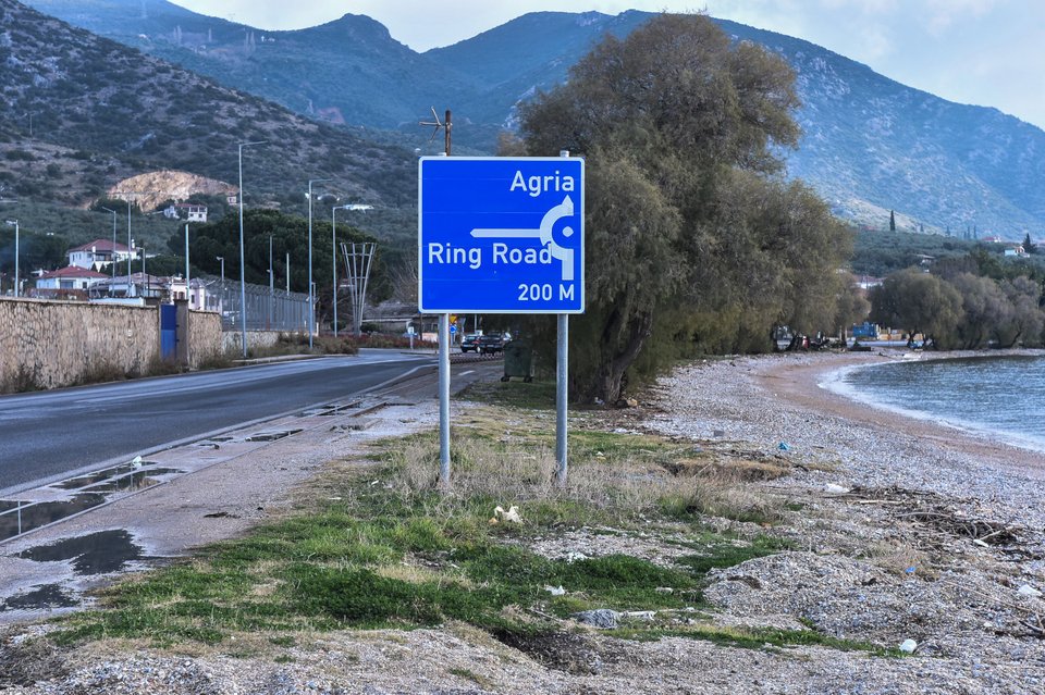 Φωτογραφία από το σημείο του δρόμου κοντά στο εργοστάσιο της ΑΓΕΤ στην Αγριά Βόλου όπου ο 33χρονος δολοφονήθηκε από τον 50χρονο κουνιάδο του/Φωτογραφία: Eurokinissi