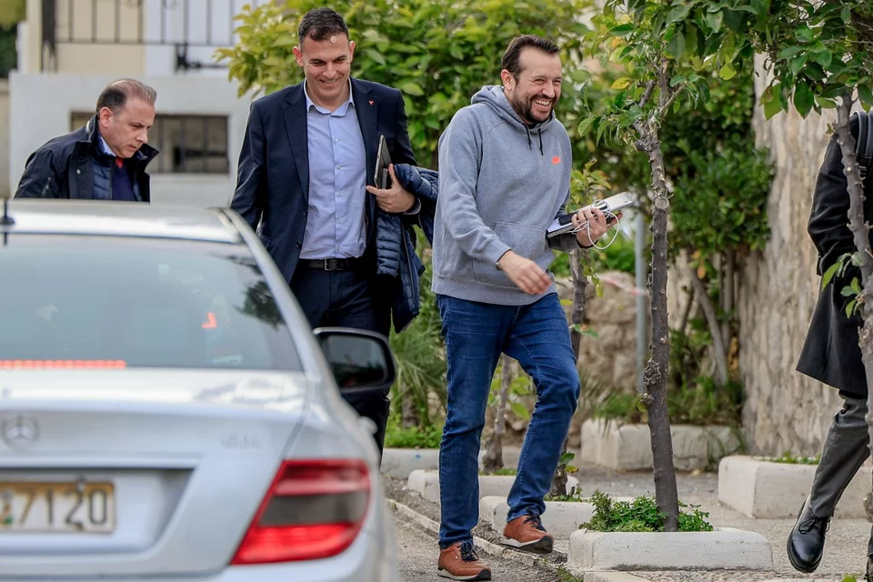 ΣΥΡΙΖΑ/Σπέτσες:Ξεκίνησε με 11 απουσίες η συνεδρίαση -Ποιοι θα πάνε αργότερα (εικόνες) 34 vouleutes syriza spetses spiti kasselaki 10.jpg