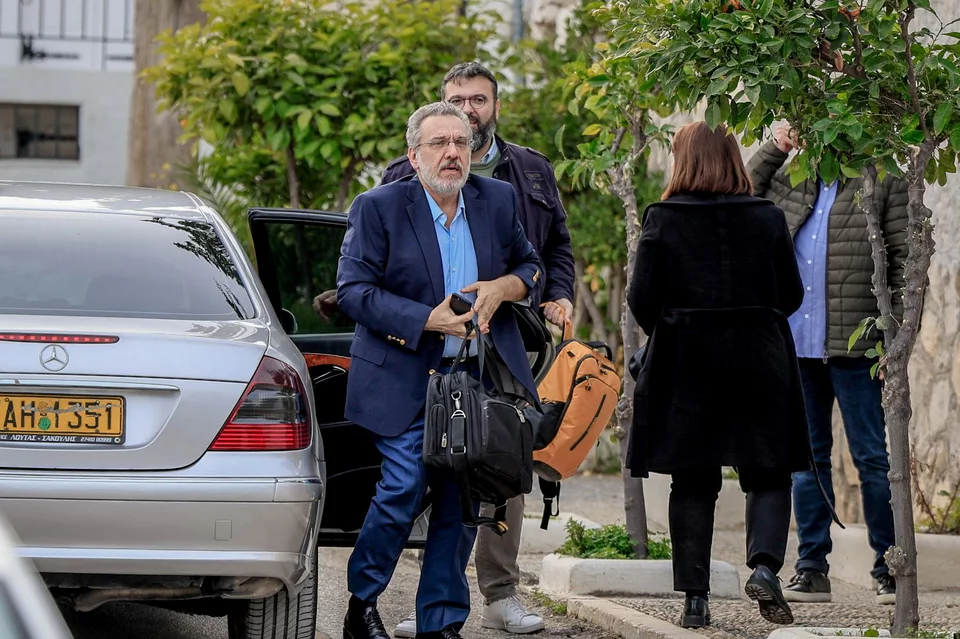 ΣΥΡΙΖΑ/Σπέτσες:Ξεκίνησε με 11 απουσίες η συνεδρίαση -Ποιοι θα πάνε αργότερα (εικόνες) 32 vouleutes syriza spetses spiti kasselaki 27.jpg