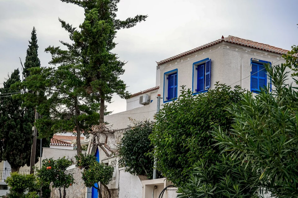 ΣΥΡΙΖΑ/Σπέτσες:Ξεκίνησε με 11 απουσίες η συνεδρίαση -Ποιοι θα πάνε αργότερα (εικόνες) 35 vouleutes syriza spetses spiti kasselaki 9.jpg