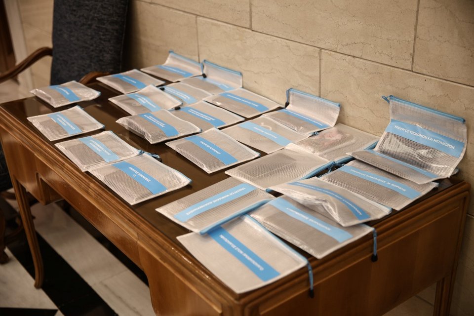 Μάσκες στο υπουργικό / Φωτογραφία: Dimitris Kapantais / SOOC