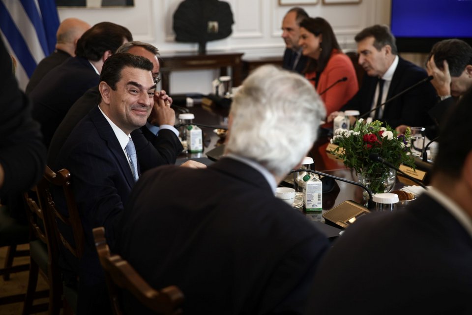 Ο υπουργός Ανάπτυξης Κώστας Σκρέκας, χαμογελαστός, μιλά με τον υπουργό Κλιματικής Κρίσης Χρήστο Στυλιανίδη / Φωτογραφία: Dimitris Kapantais / SOOC