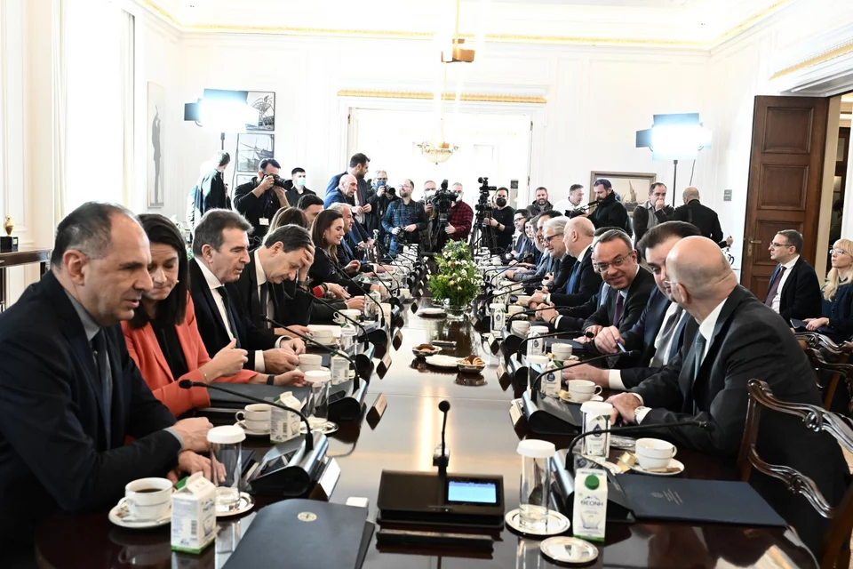 Τα πηγαδάκια στο υπουργικό πριν από την έλευση του πρωθυπουργού / Φωτογραφία: 
