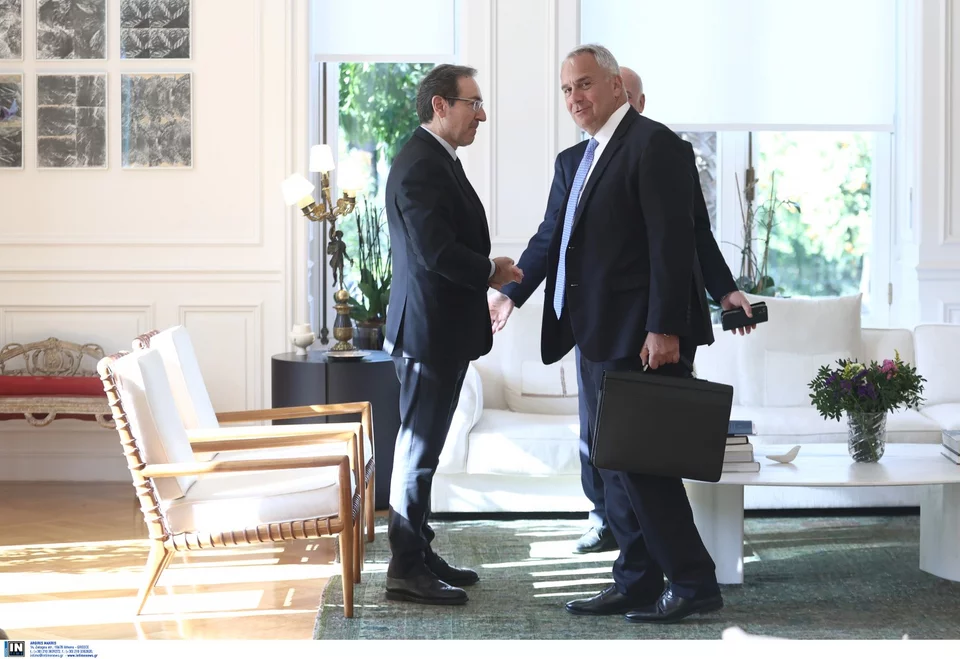 Ο Μάκης Βορίδης με τον περίφημο χαρτοφύλακα / Φωτογραφία: Intimenews/ΛΙΑΚΟΣ ΓΙΑΝΝΗΣ