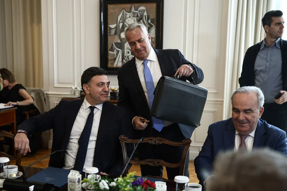 Ο υπουργός Επικρατείας Μάκης Βορίδης δείχνει την τσάντα του στον Βασίλη Κικίλια / Φωτογραφία: Dimitris Kapantais / SOOC 