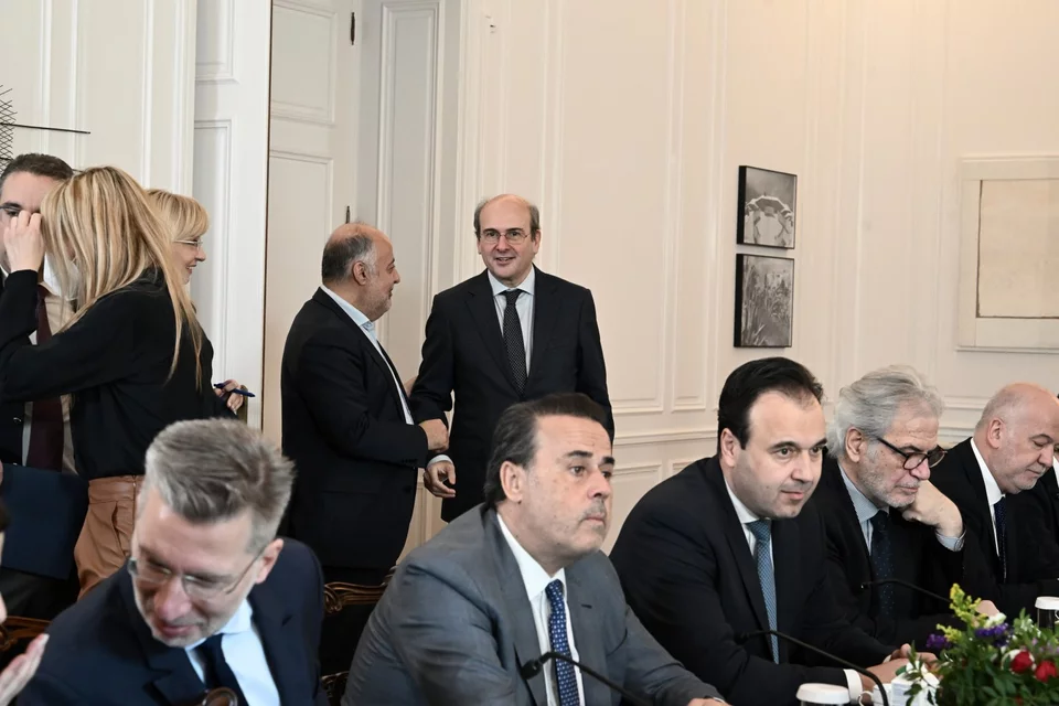 Κωστής Χατζηδάκης και Δημήτρης Τσιόδρας στο φόντο / Φωτογραφία: ΤΑΤΙΑΝΑ ΜΠΟΛΑΡΗ/EUROKINISSI