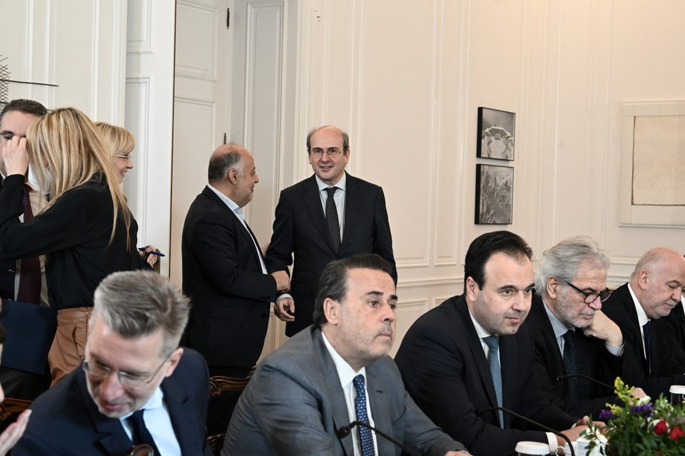 Κωστής Χατζηδάκης και Δημήτρης Τσιόδρας στο φόντο / Φωτογραφία: ΤΑΤΙΑΝΑ ΜΠΟΛΑΡΗ/EUROKINISSI