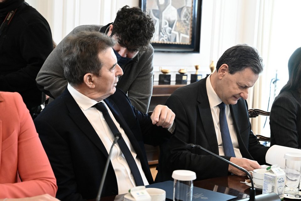 Ο υπουργός Προστασίας του Πολίτη Μιχάλης Χρυσοχοΐδης δίπλα στον Θόδωρο Σκυλακάκη / Φωτογραφία: