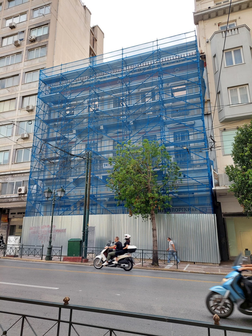 Άποψη του κτηρίου με τα εξωτερικά ικριώματα