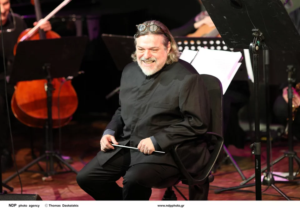 Έχοντας γνωρίσει αρκετά καλά σε νεαρή ηλικία (20-25 ετών) τον Κάρολο Κούν, βλέπω, όσο μεγαλώνω, πόσα πολλά μου έχει προσφέρει, διαφορετικά από ότι τα άλλα ιερά τέρατα της παρέας του Ζώναρς και του «Κεντρικού»