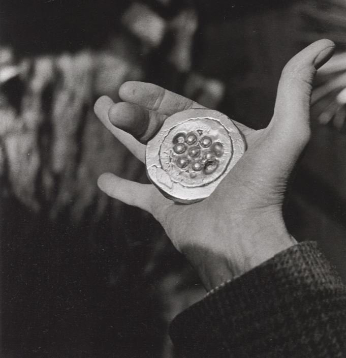 To έργο Bouche Evier -εδώ στο χέρι του Ντισάν- θα εκτεθεί στην Eleftheria Tseliou Gallery