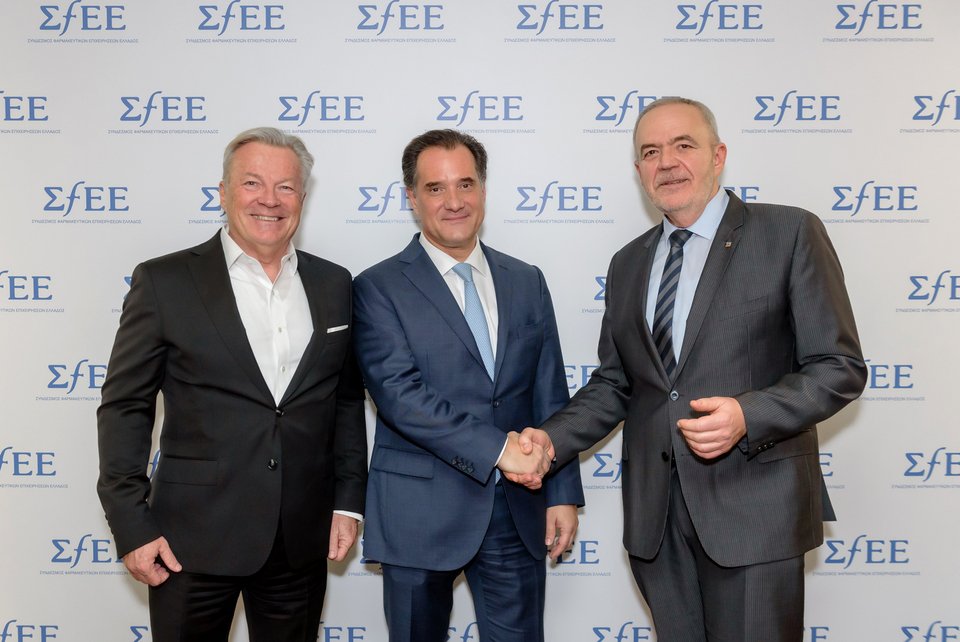 Από αριστερά: ο Γενικός Διευθυντής του ΣΦΕΕ, κ. Μιχάλης Χειμώνας, ο Υπουργός Υγείας, κ. Άδωνις Γεωργιάδης και ο Πρόεδρος του ΣΦΕΕ, κ. Ολύμπιος Παπαδημητρίου.