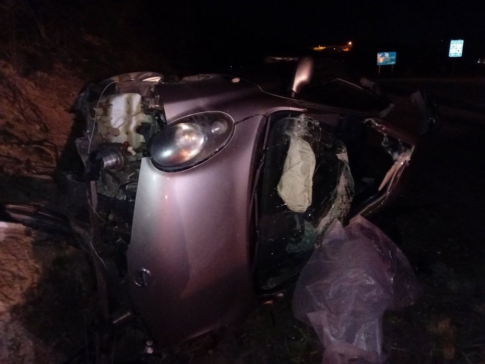  Το ΙΧ που αναποδογύρισε / Φωτογραφία thespro.gr 