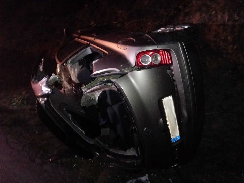  Το ΙΧ που αναποδογύρισε / Φωτογραφία thespro.gr 