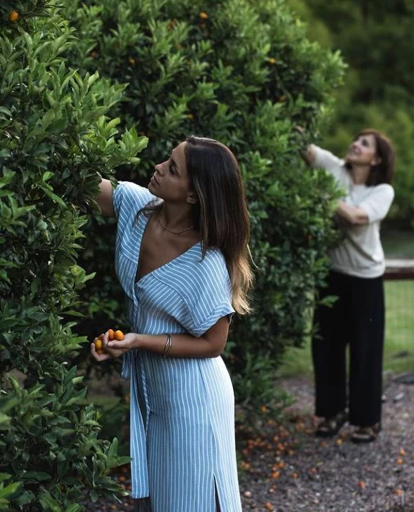 Η Ιsabella Aquillina και η μητέρα της, María Teresa Arida, στον κήπο τους στην Ουρουγουάη