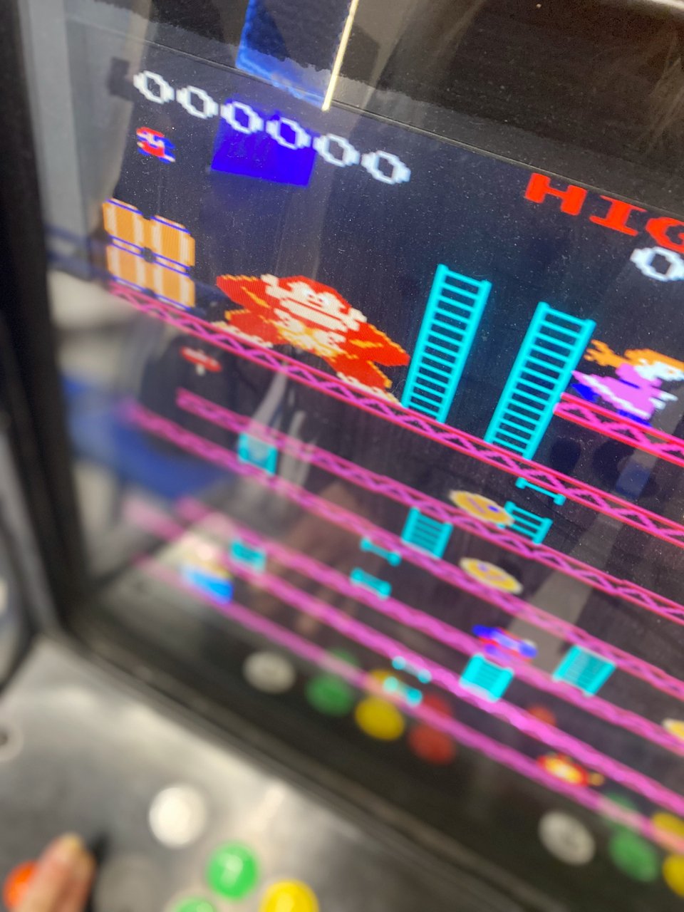 Όσο περιμένεις να ετοιμαστεί η παραγγελία σου παίζεις ένα από τα arcade video games / Φωτογραφία: Μάνος Λειβαδάρος/iefimerida