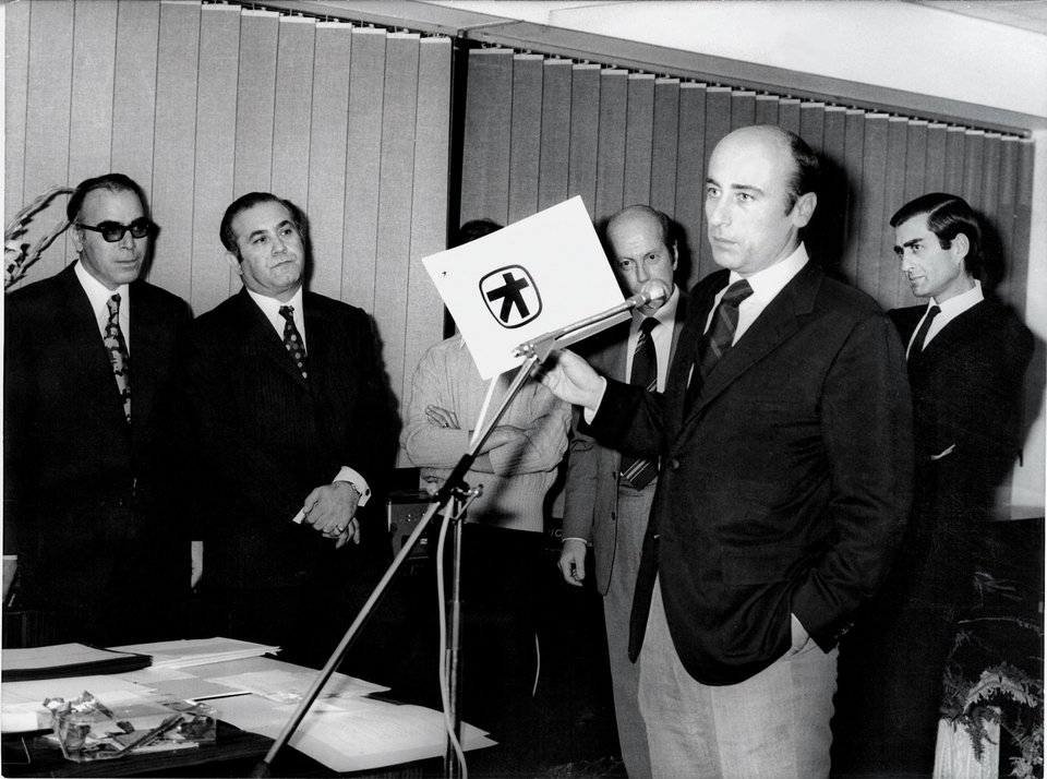 Ο Γ. Κωστόπουλος, παρουσιάζει το νέο σήμα της Τράπεζας Πίστεως, 1972