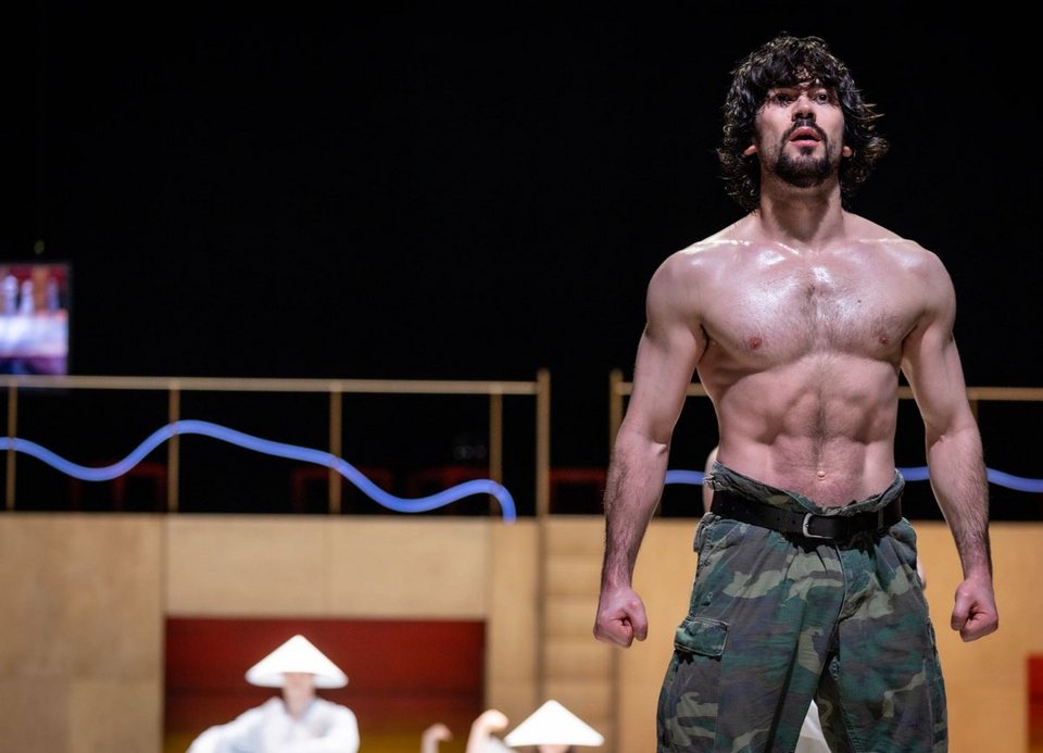 Ο συγκλονιστικός Οδυσσέας του Alexandr Trusch. Eύθραυστος και μαζί αδηφάγος / Kiran West