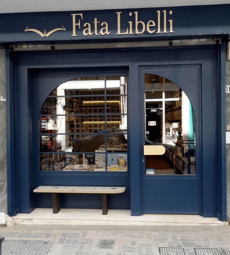 Η βιτρίνα του βιβλιοπωλείο Fata Libelli στην οδό Πραξιτέλους / Φωτογραφία: Fata Libelli/Facebook