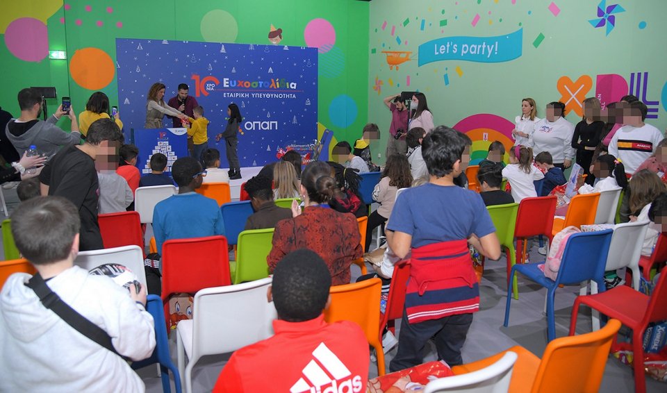 Τα παιδιά από «Το Χαμόγελο του Παιδιού» παραλαμβάνουν τα δώρα τους από τα Ευχοστολίδια 