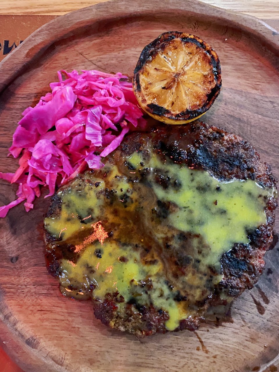 Xl μπιφτέκι σερβιρισμένο με λάχανο / Φωτογραφία: Μάνος Λειβαδάρος/iefimerida