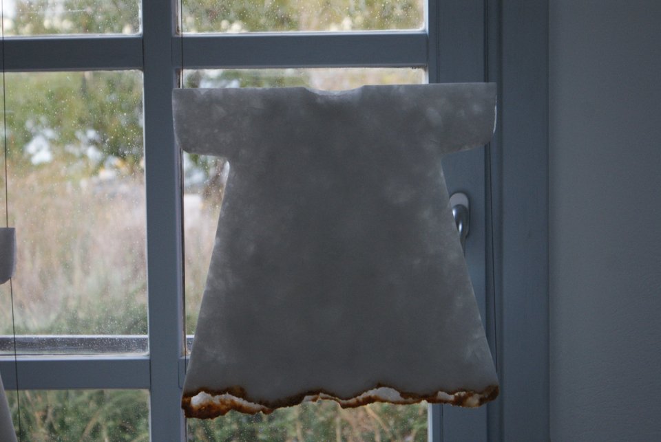  Η έκθεση περιλαμβάνει τους κλασικούς χιτώνες του καλλιτέχνη 