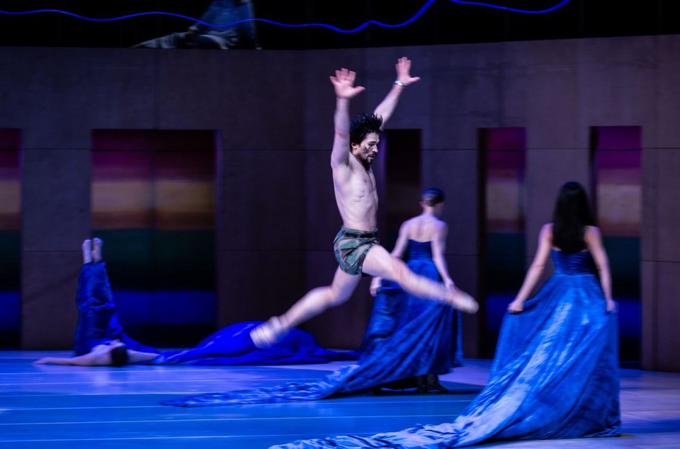 O Oδυσσέας ανάμεσα στα κύματα / Kiran West