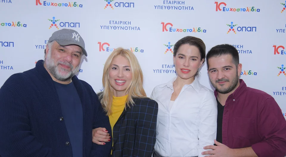 Οι Γρηγόρης Αρναούτογλου, Μαρία Ηλιάκη, Μελία Κρέιλινγκ και Παναγής Τζωρτζάτος που συμμετείχαν στην πρωτοβουλία Ευχοστολίδια