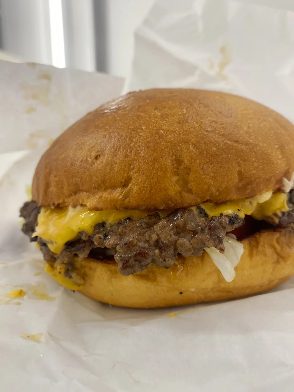 To burger του World x11 με το smashed μπιφτέκι  / Φωτογραφία: Μάνος Λειβαδάρος/iefimerida