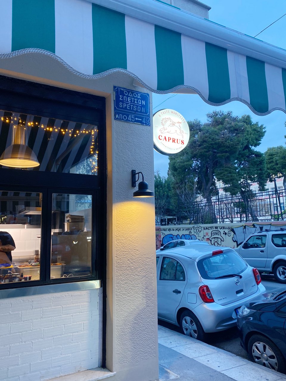 Ο εξωτερικός χώρος του Caprus / Φωτογραφία: Μάνος Λεθιβαδάρος/iefimerida
