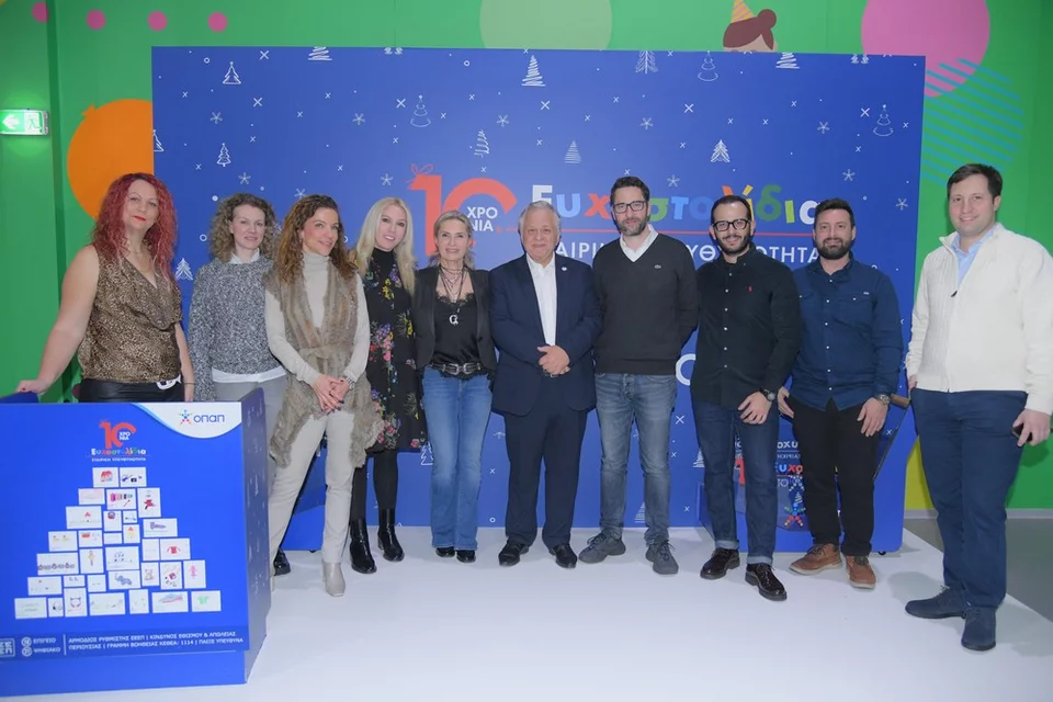Η ομάδα του ΟΠΑΠ με τον πρόεδρο του Οργανισμού «Το Χαμόγελο του Παιδιού» Κώστα Γιαννόπουλο