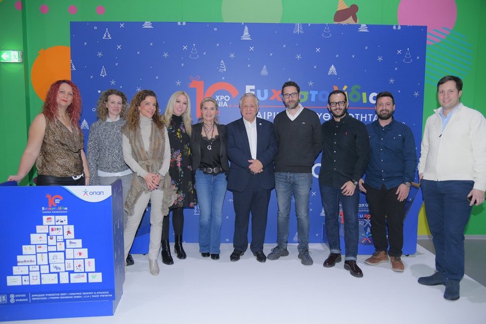 Η ομάδα του ΟΠΑΠ με τον πρόεδρο του Οργανισμού «Το Χαμόγελο του Παιδιού» Κώστα Γιαννόπουλο 