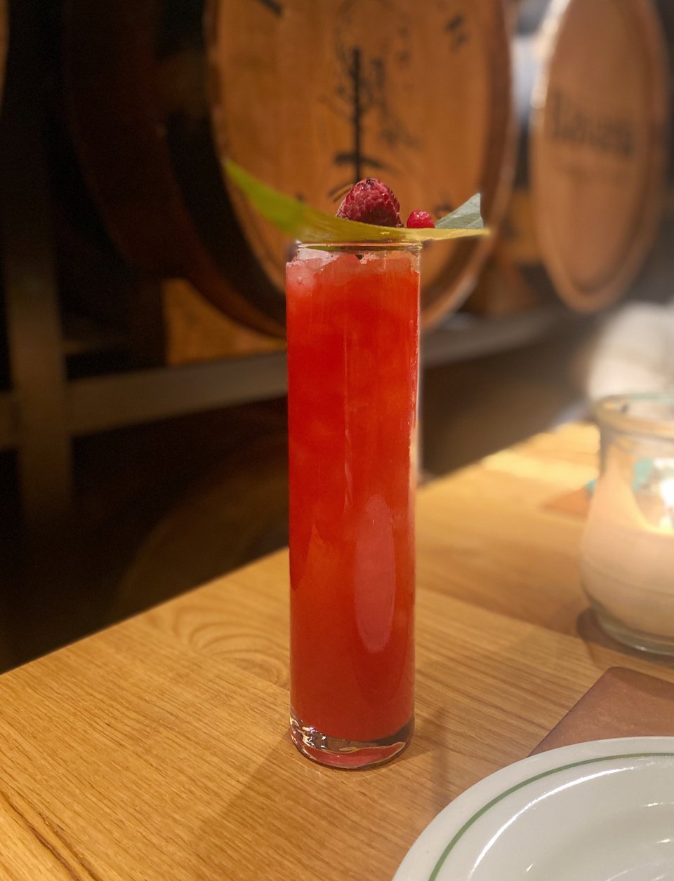 Εκτός από μπύρες στο Monk θα πιείτε και ιδιαίτερα κοκτέιλ  / Φωτογραφία: Μάνος Λειβαδάρος/iefimerida