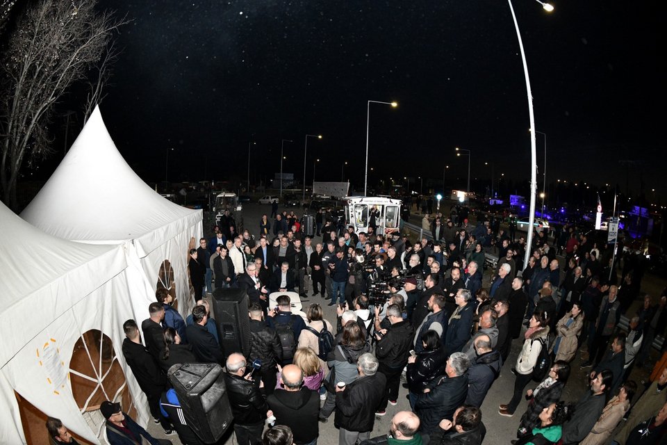 Ο γενικός γραμματέας του ΚΚΕ μιλάει σε μπλόκο αγροτών / Φωτογραφία: Eurokinissi