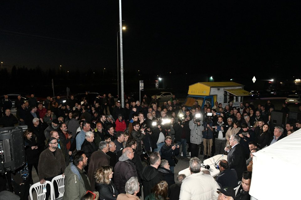 Ο γενικός γραμματέας του ΚΚΕ μιλάει σε μπλόκο αγροτών / Φωτογραφία: Eurokinissi