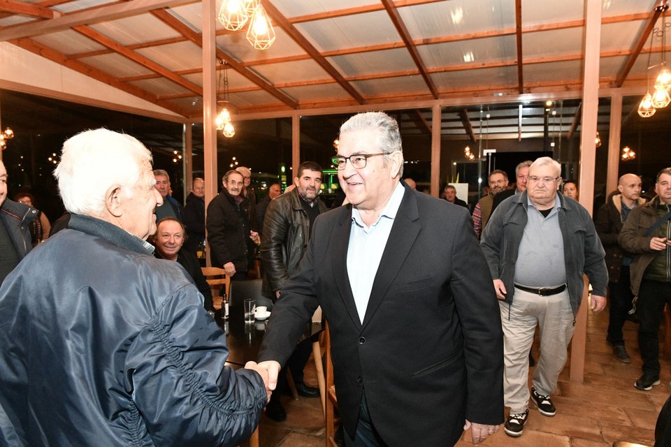 Ο γενικός γραμματέας του ΚΚΕ μιλάει σε μπλόκο αγροτών / Φωτογραφία: Eurokinissi