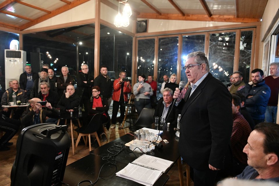 Ο γενικός γραμματέας του ΚΚΕ μιλάει σε μπλόκο αγροτών / Φωτογραφία: Eurokinissi