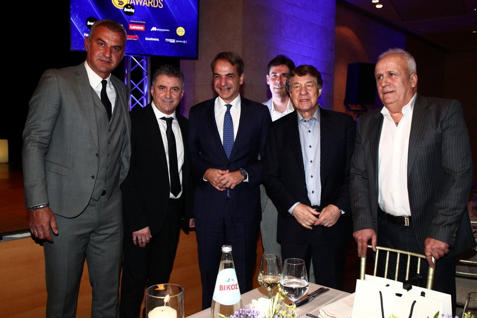 Ο πρωθυπουργός με μέλη της χρυσής ομάδας του Euro 2004 -Από αριστερά: Τραϊανός Δέλλας, Θοδωρής Ζαγοράκης, Βασίλης Τσιάρτας, Ότο Ρεχάγκελ και Γιάννης Τοπαλίδης