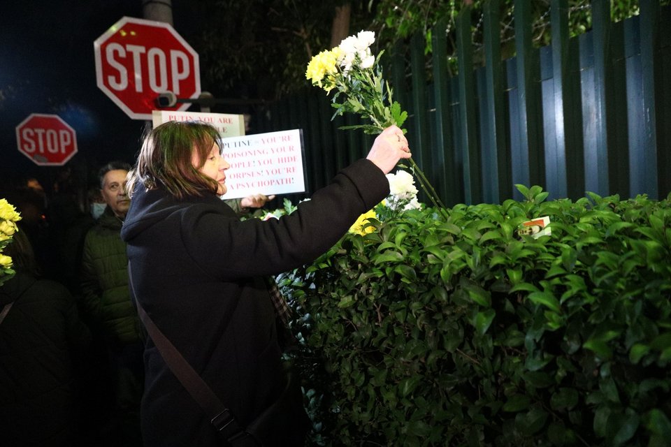 διαμαρτυρία στη ρωσική πρεσβεία για τον θάνατο του Αλεξέι Ναβάλνι