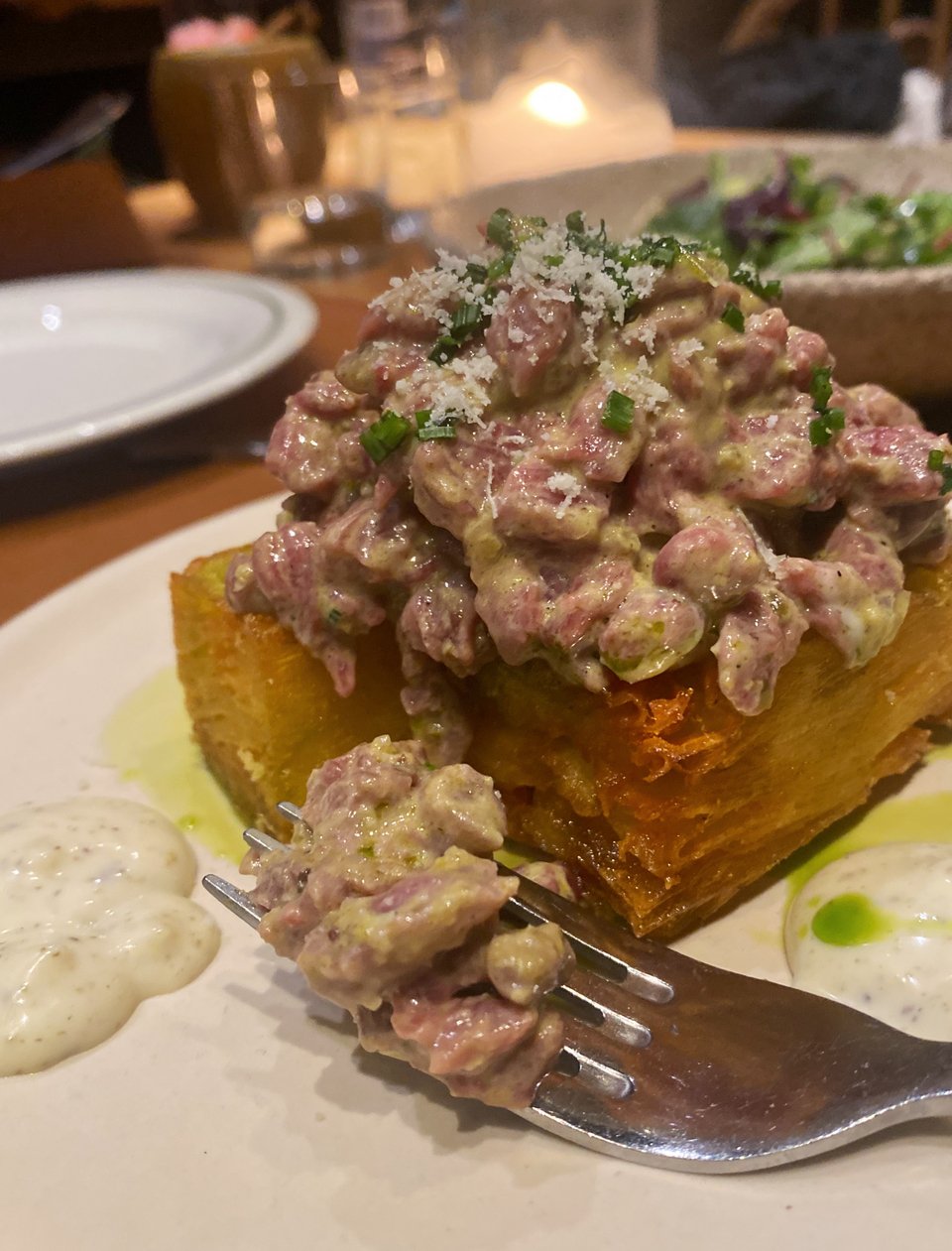 Το ταρτάρ σερβίρεται πάνω σε τραγανή πολέντα / Φωτογραφία: Μάνος Λειβαδάρος/iefimerida