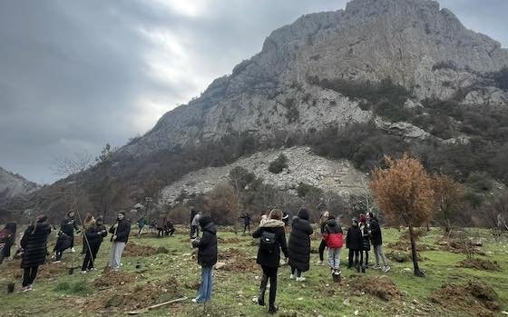 Μαθητές του Ζωγράφειου Λυκείου φύτεψαν δέντρα στον πυρόπληκτο Άβαντα Αλεξανδρούπολης