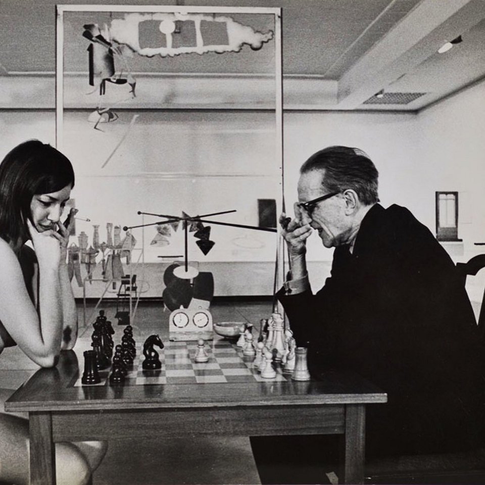 Julian Wasser, «Duchamp Playing Chess with a Nude (Eve Babitz)», Duchamp Retrospective, Pasadena Art Museum, 1963. 