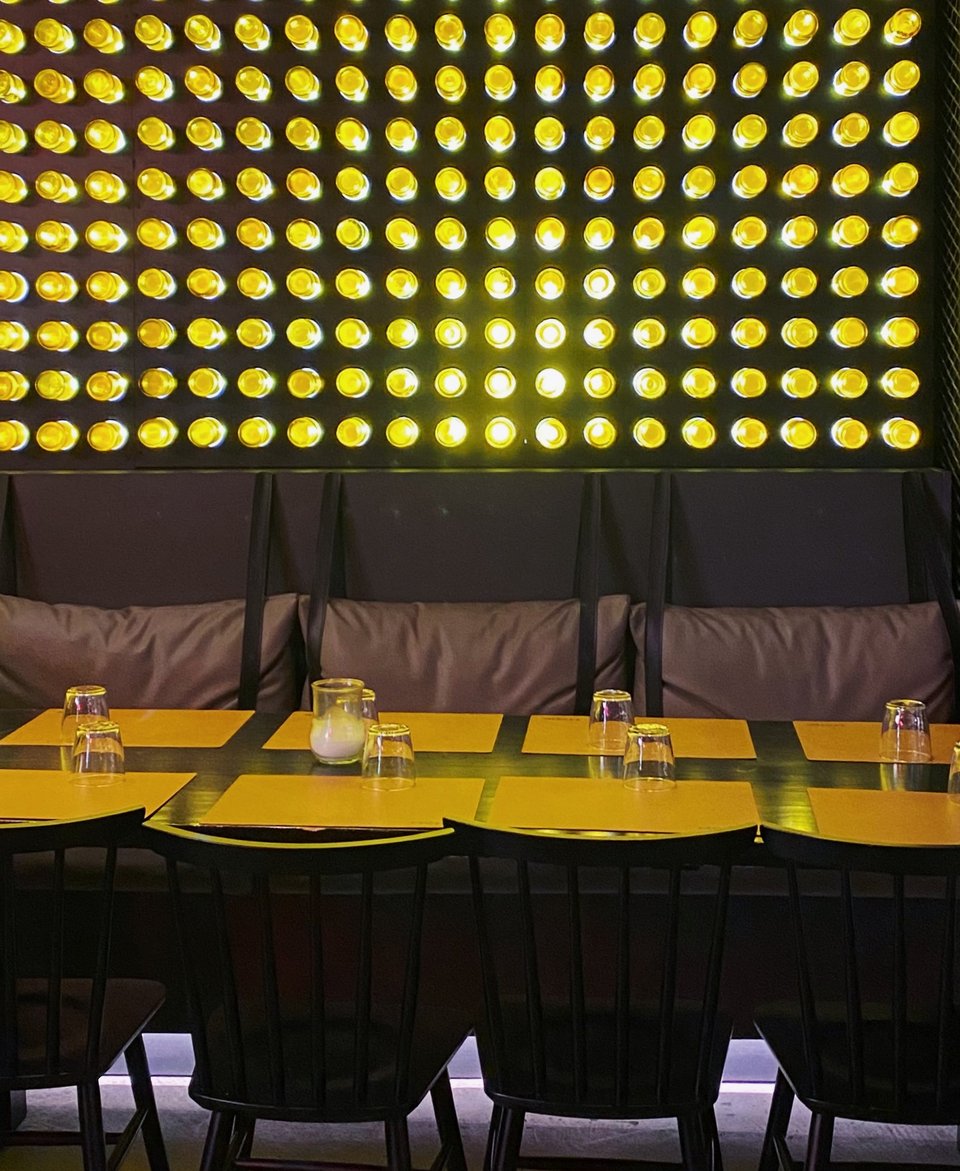 Η φωτεινή εγκατάσταση με φωτισμένες φιάλες μπύρας  / Φωτογραφία: Μάνος Λειβαδάρος/iefimerida