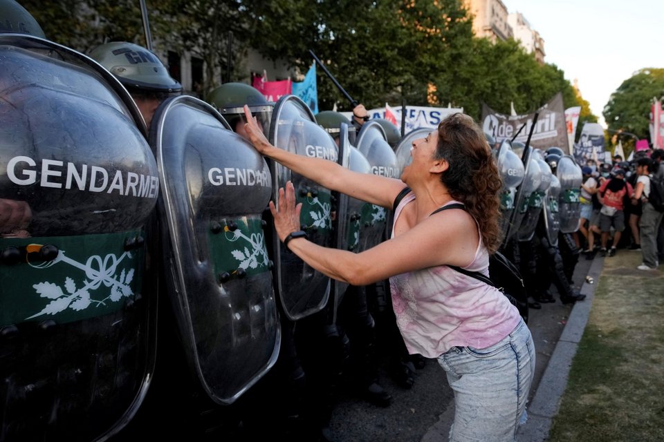 συγκρούσεις διαδηλωτών με αστυνομία στην αργεντινή