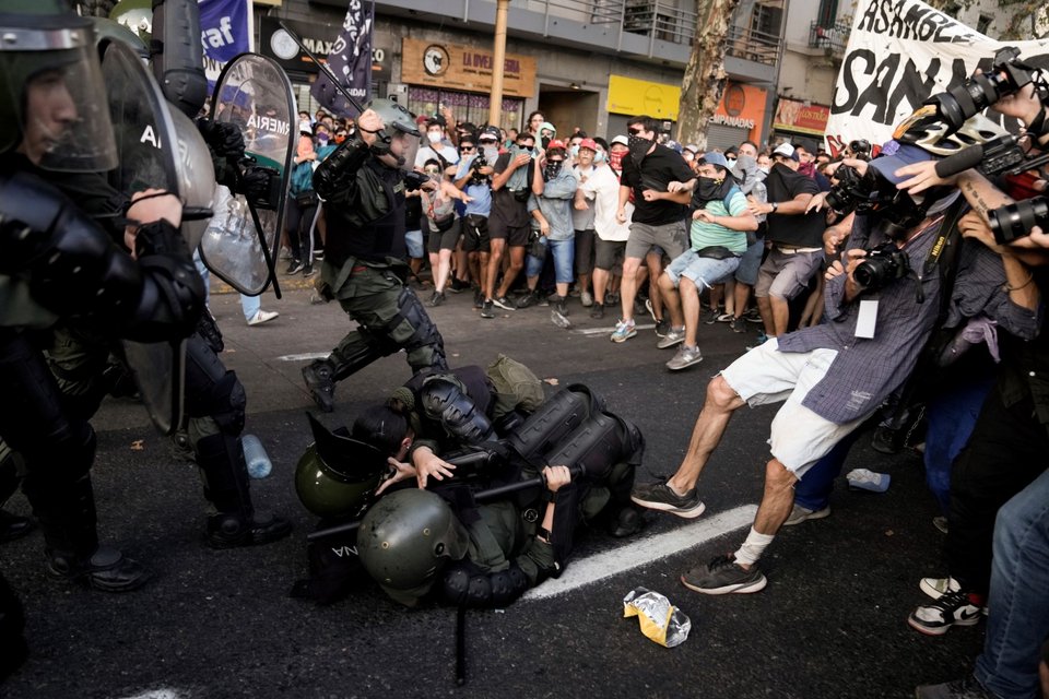 συγκρούσεις διαδηλωτών με αστυνομία στην αργεντινή