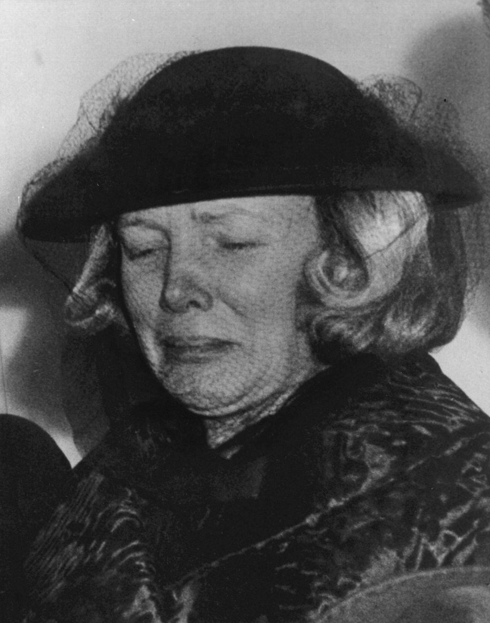 Η Ann Woodward στο αστυνομικό τμήμα μετά τον πυροβολισμό του συζύγου της