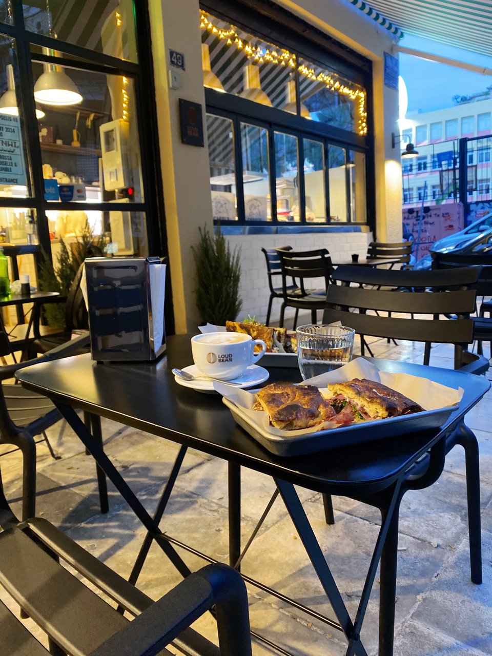 Σάντουιτς με παστράμι και πορκέτα στο Caprus / Φωτογραφία: Μάνος Λεθιβαδάρος/iefimerida