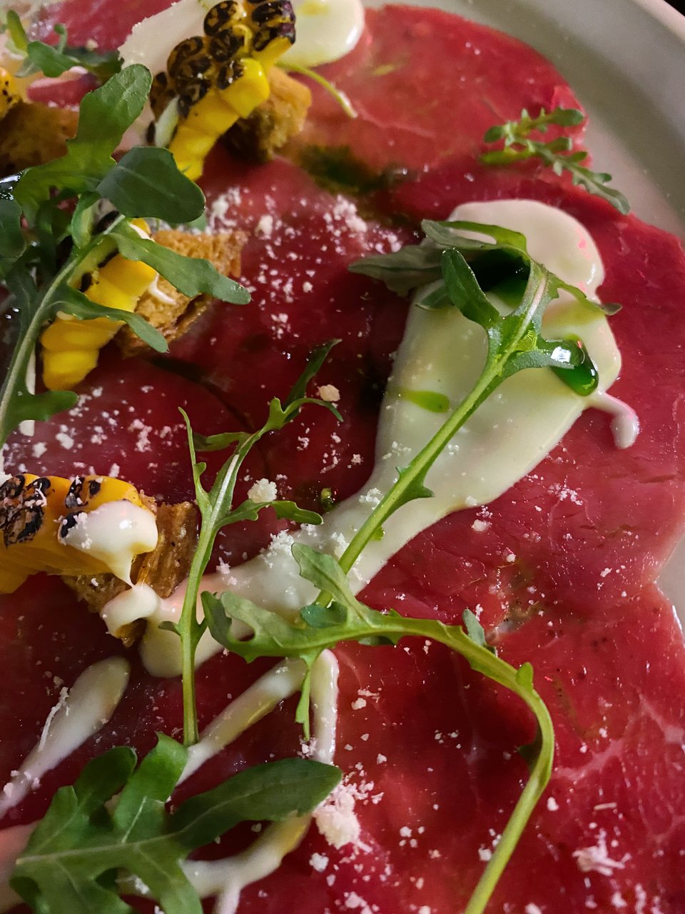 Καρπάτσιο με καλαμπόκι και ρόκα / Φωτογραφία: Μάνος Λειβαδάρος/iefimerida